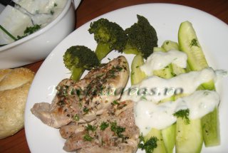 Pui cu dovlecei, broccoli si sos beschamel