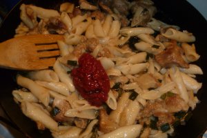 Paste cu carne de porc in sos tomat