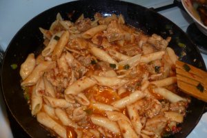 Paste cu carne de porc in sos tomat
