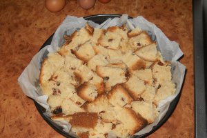 Budinca de cozonac cu sos de vanilie si Amaretto