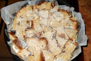 Budinca de cozonac cu sos de vanilie si Amaretto
