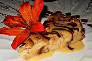 Budinca de cozonac cu sos de vanilie si Amaretto