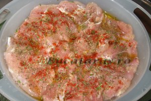Pui cu legume si sos de hrean