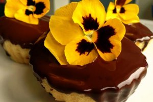 Brioşe cu nectarine, glazurate cu ciocolată neagră şi flori comestibile