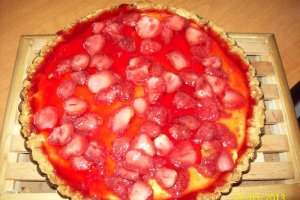Tarta cu branza si capsuni