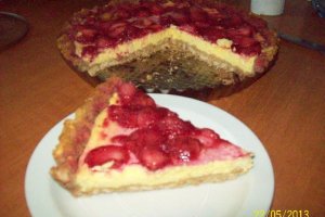 Tarta cu branza si capsuni