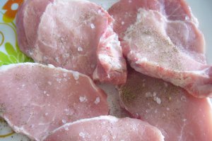 Friptura de porc si garnitura de  cartofi noi