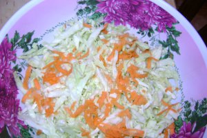 Salata de varza dulce cu rosii si morcov