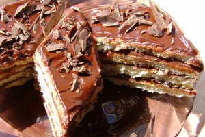 Desert Prajitura cu foi fragede si crema de cacao si rom, deliciul unei mese reusite