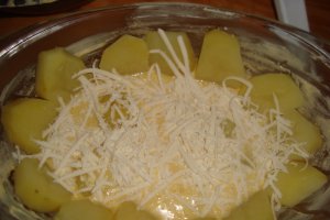 Cartofi gratinati cu pulpa de porc la cuptor