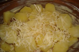 Cartofi gratinati cu pulpa de porc la cuptor