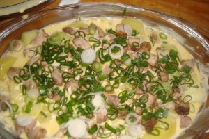 Cartofi gratinati cu pulpa de porc la cuptor