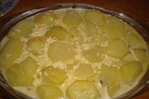 Cartofi gratinati cu pulpa de porc la cuptor