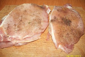 Cartofi cu cotlet de porc si salata