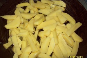 Cartofi cu cotlet de porc si salata