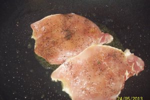 Cartofi cu cotlet de porc si salata