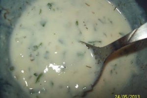 Cotlet de porc cu sos de iaurt cu usturoi verde si marar