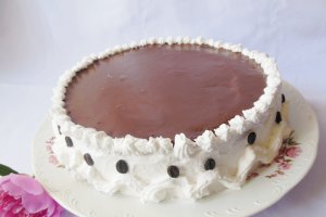 Tort cu crema duo, capsuni si glazura de ciocolata