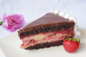 Tort cu crema duo, capsuni si glazura de ciocolata