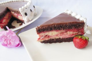 Tort cu crema duo, capsuni si glazura de ciocolata
