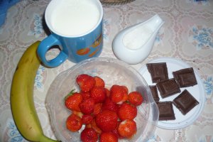 Milkshake cu ciocolata, capsuni si banane