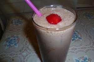 Milkshake cu ciocolata, capsuni si banane
