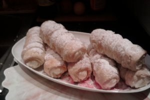 Rulouri de foietaj cu crema si frisca