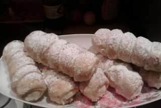 Rulouri de foietaj cu crema si frisca