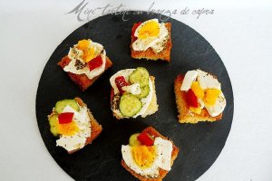 Mini-tartine cu brânză de capră