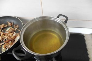 Pulpe de pui cu sofran si ghimbir pe pat de orez cu curry