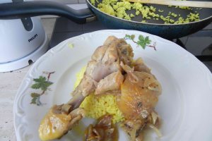 Pulpe de pui cu sofran si ghimbir pe pat de orez cu curry