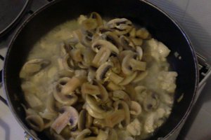 Piept de pui cu ciuperci champignons si smantana