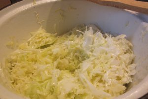 Tagliatelle cu varză călită și brânză de capră cu verdețuri