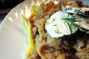Tagliatelle cu varză călită și brânză de capră cu verdețuri