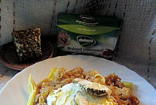 Tagliatelle cu varză călită și brânză de capră cu verdețuri