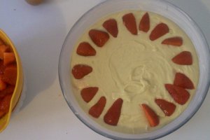 Tarta pufoasa cu capsuni