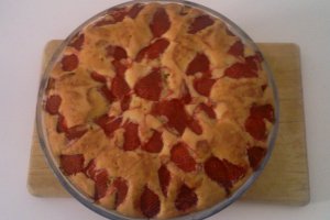 Tarta pufoasa cu capsuni