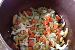 Salata de pui cu fasole pastai si ceapa verde