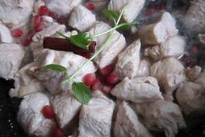 Piept de pui cu  rodie si sfecla rosie
