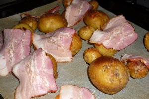 Cartofi noi cu bacon, la cuptor