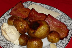Cartofi noi cu bacon, la cuptor