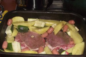 Cotlete de porc cu cartofi si zucchini la cuptor