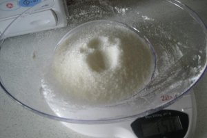 Tarta cu migdale, ciocolata , stafide si nuca de cocos