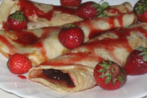 Clatite cu dulceata de capsuni