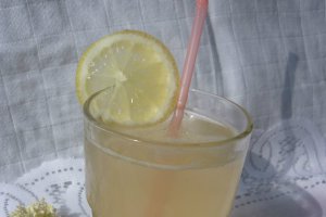 Sirop concentrat din flori de soc si lamaie