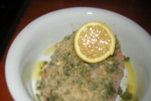 Medalion de somon in crusta de ierburi