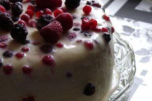 Desert cu inghetata de vanilie,bezele si fructe de padure