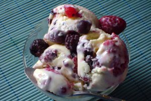 Desert cu inghetata de vanilie,bezele si fructe de padure