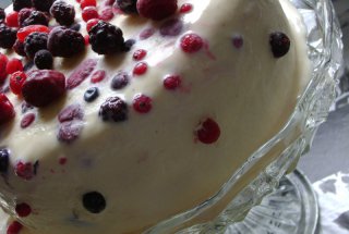 Desert cu inghetata de vanilie,bezele si fructe de padure