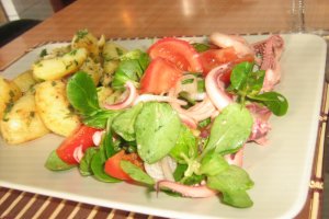 Salata cu calamari si cartofi natur